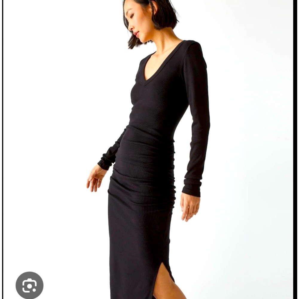 MICHAEL STARS fitted dress with a v-neck, long sleeves, a side slit at the hem